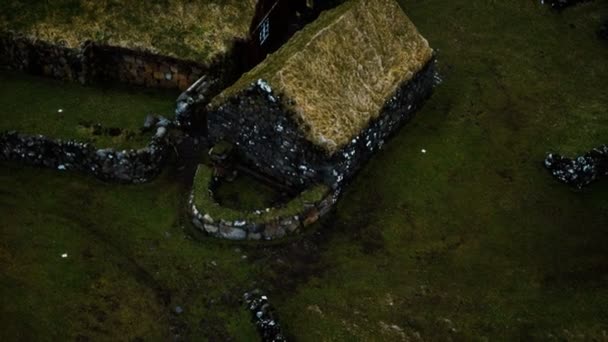 Casa histórica de piedra con techo de césped en las Islas Feroe — Vídeo de stock