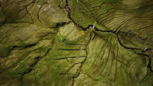 フェロー諸島の緑の風景の空撮 — ストック動画