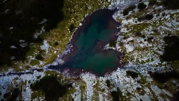 Lake In Heart Shape Uitzicht vanuit de lucht — Stockvideo