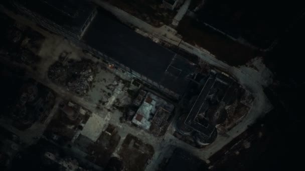 Forladte mursten og brolægning plader fabrik om natten – Stock-video