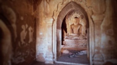 Buda heykeli Bagan Myanmar 'daki isimsiz basit bir tapınağın içinde.