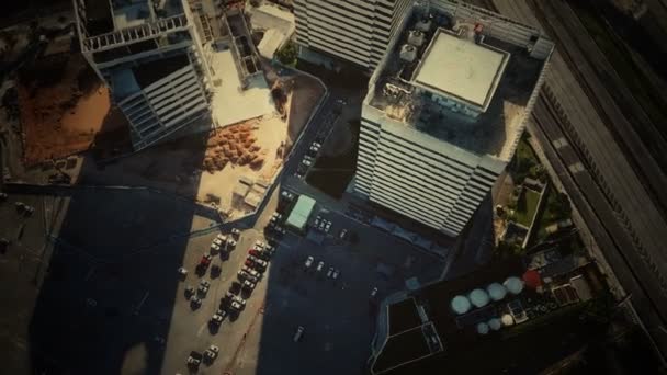 Widok z lotu ptaka typowe małe centrum handlowe z parkingiem — Wideo stockowe