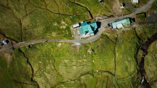 Luchtfoto van groen landschap op de Faeröer — Stockvideo