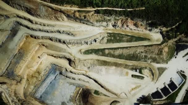 Огромный карьер по добыче железной руды — стоковое видео
