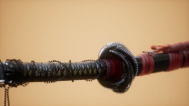Parlak arkaplanda süsleri olan Asyalı bir katana.