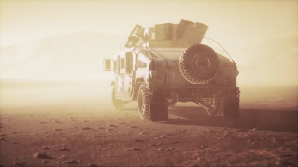 Coche patrulla militar al atardecer en tormenta del desierto — Vídeos de Stock