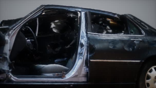 Eski paslı ezilmiş araba — Stok video