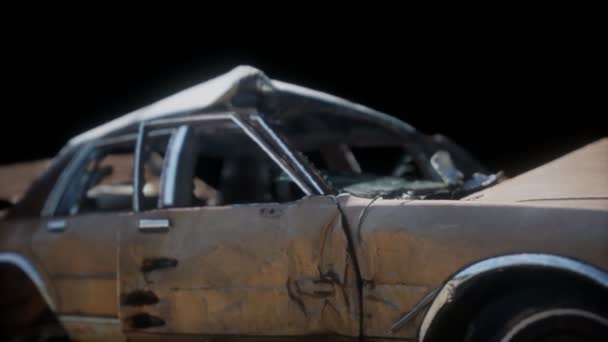 Viejo coche aplastado oxidado — Vídeo de stock
