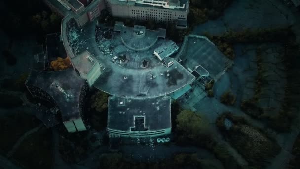 Krankenhaus in der Nacht aus der Luft verlassen — Stockvideo