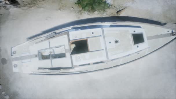 Barco abandonado encalhado na praia — Vídeo de Stock