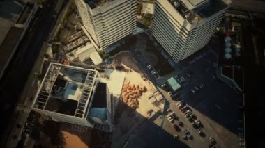 Otoparkı olan tipik küçük kasaba alışveriş merkezinin hava manzarası