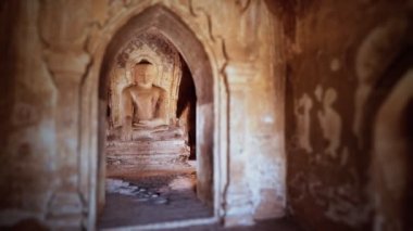 Buda heykeli Bagan Myanmar 'daki isimsiz basit bir tapınağın içinde.