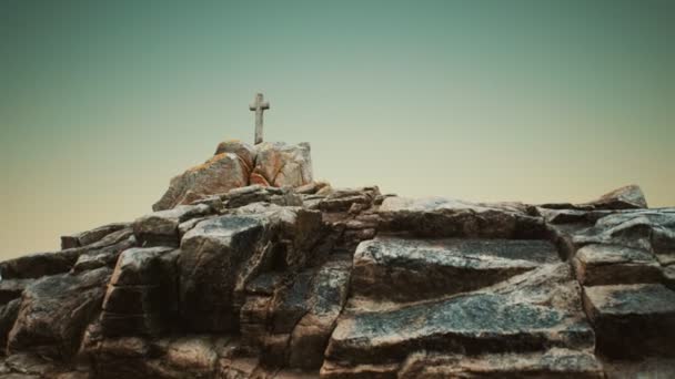 Каменный крест на скале Бег Ар Гроас — стоковое видео