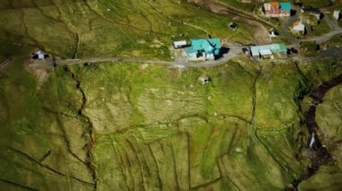 Faroe Adaları 'ndaki yeşil manzaranın havadan görünüşü