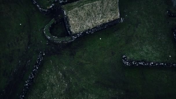Casa de pedra histórica com telhado de relva nas Ilhas Faroé — Vídeo de Stock