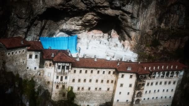 Sumela kolostor a sziklás hegyen — Stock videók