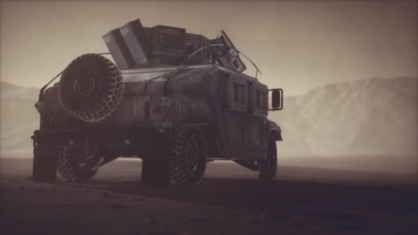 Mobil patroli militer saat matahari terbenam dalam badai gurun — Stok Video