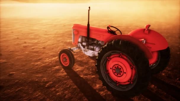 Винтажный ретро-трактор на ферме в пустыне — стоковое видео