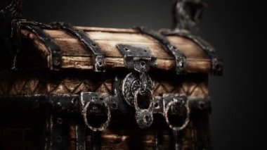 Metal Tokalı Kapalı Tahta Hazine Sandığı