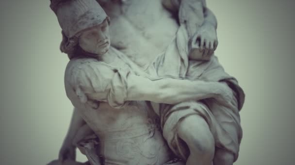 Статуя троянского героя Энея, спасающего своего престарелого отца Анхиза — стоковое видео