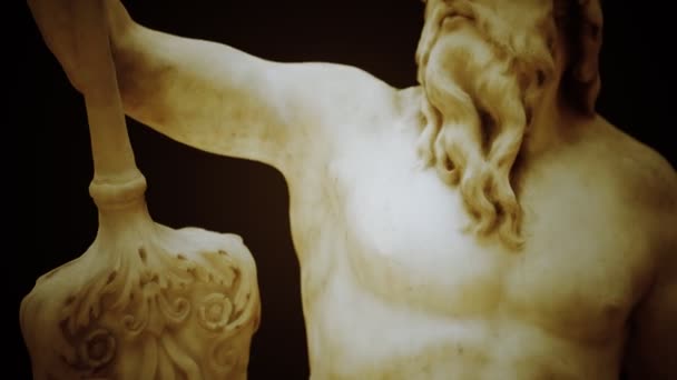 Antiek wit marmeren standbeeld — Stockvideo
