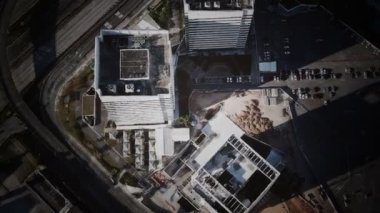 Otoparkı olan tipik küçük kasaba alışveriş merkezinin hava manzarası