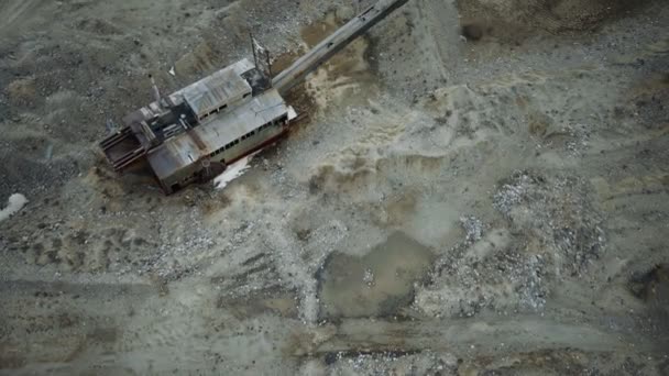 Velho ouro histórico Dredge em mineração de ouro — Vídeo de Stock