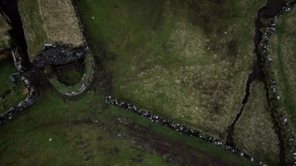 Casa histórica de piedra con techo de césped en las Islas Feroe — Vídeo de stock