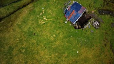 Faroe Adaları 'ndaki yeşil manzaranın havadan görünüşü