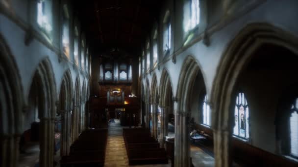 Iglesia St. Giles Without Cripplegate ubicada en Barbican Estate en Londres — Vídeo de stock