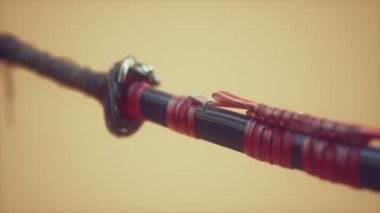 Parlak arkaplanda süsleri olan Asyalı bir katana.