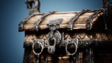 Metal Tokalı Kapalı Tahta Hazine Sandığı