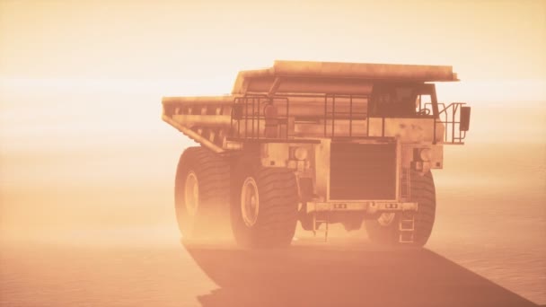 Grand camion minier jaune dans la poussière à la carrière — Video