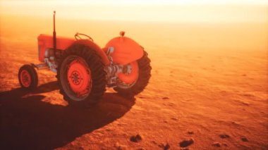 Çöldeki bir çiftlikte antika traktör.