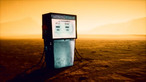 Винтажный ржавый газовый насос, заброшенный в пустыне — стоковое видео