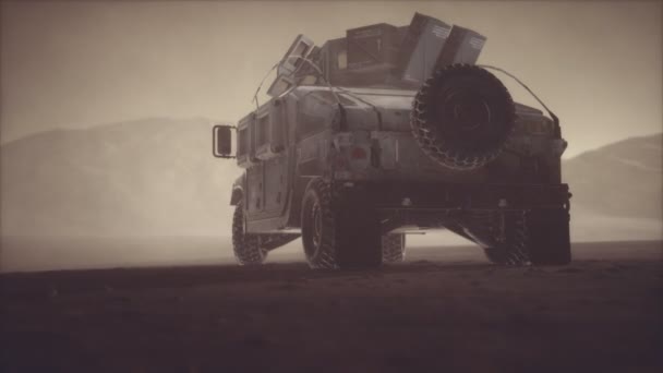 Στρατιωτικό περιπολικό στο ηλιοβασίλεμα στην καταιγίδα της ερήμου — Αρχείο Βίντεο