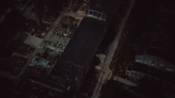 Övergiven tegel och gatsten fabrik på natten — Stockvideo