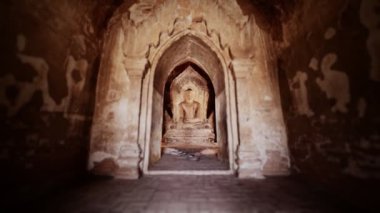 Buda heykeli Bagan Myanmar 'daki isimsiz basit bir tapınağın içinde.