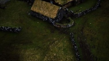 Faroe Adaları 'nda çim çatılı tarihi taş ev.