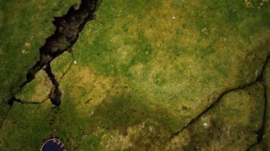 Faroe Adaları 'ndaki yeşil manzaranın havadan görünüşü