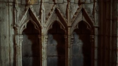 Kilisenin içinin mistik görünüşü