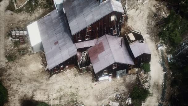 Ancienne mine abandonnée en forêt — Video