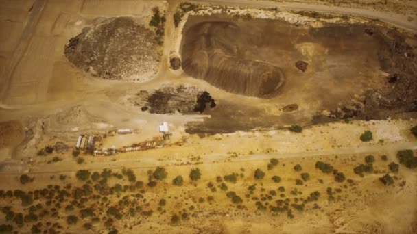 Letecký pohled na povrchový důlní lom — Stock video