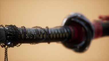 Parlak arkaplanda süsleri olan Asyalı bir katana.