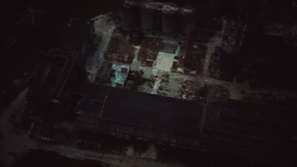 Opuszczona fabryka cegieł i płyt brukowych w nocy — Wideo stockowe