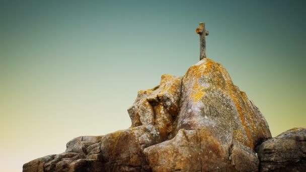Cruz de piedra en la roca Beg Ar Groas — Vídeo de stock
