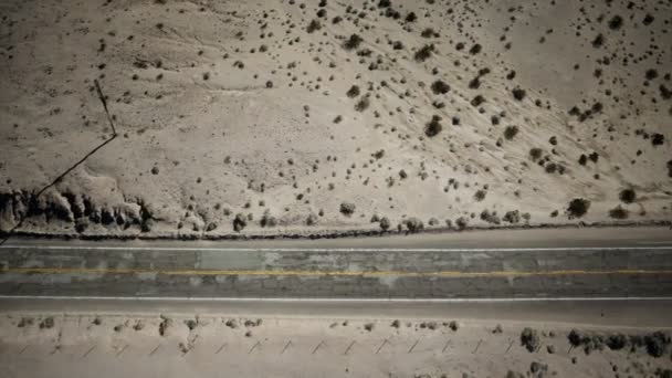 Autopista panorámica a través del paisaje desértico de Utah, EE.UU. — Vídeos de Stock