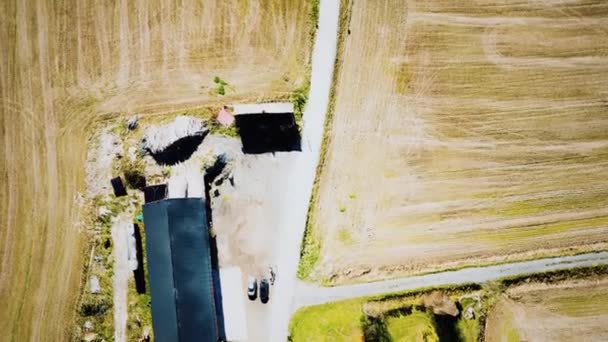 Großes Bauernhaus mit Feld — Stockvideo