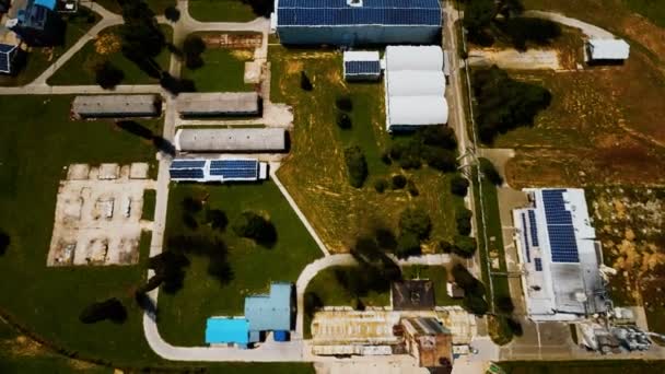 Vue aérienne des maisons avec panneaux solaires de toit — Video