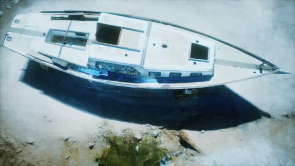 Uvízlý opuštěný člun na pláži — Stock video